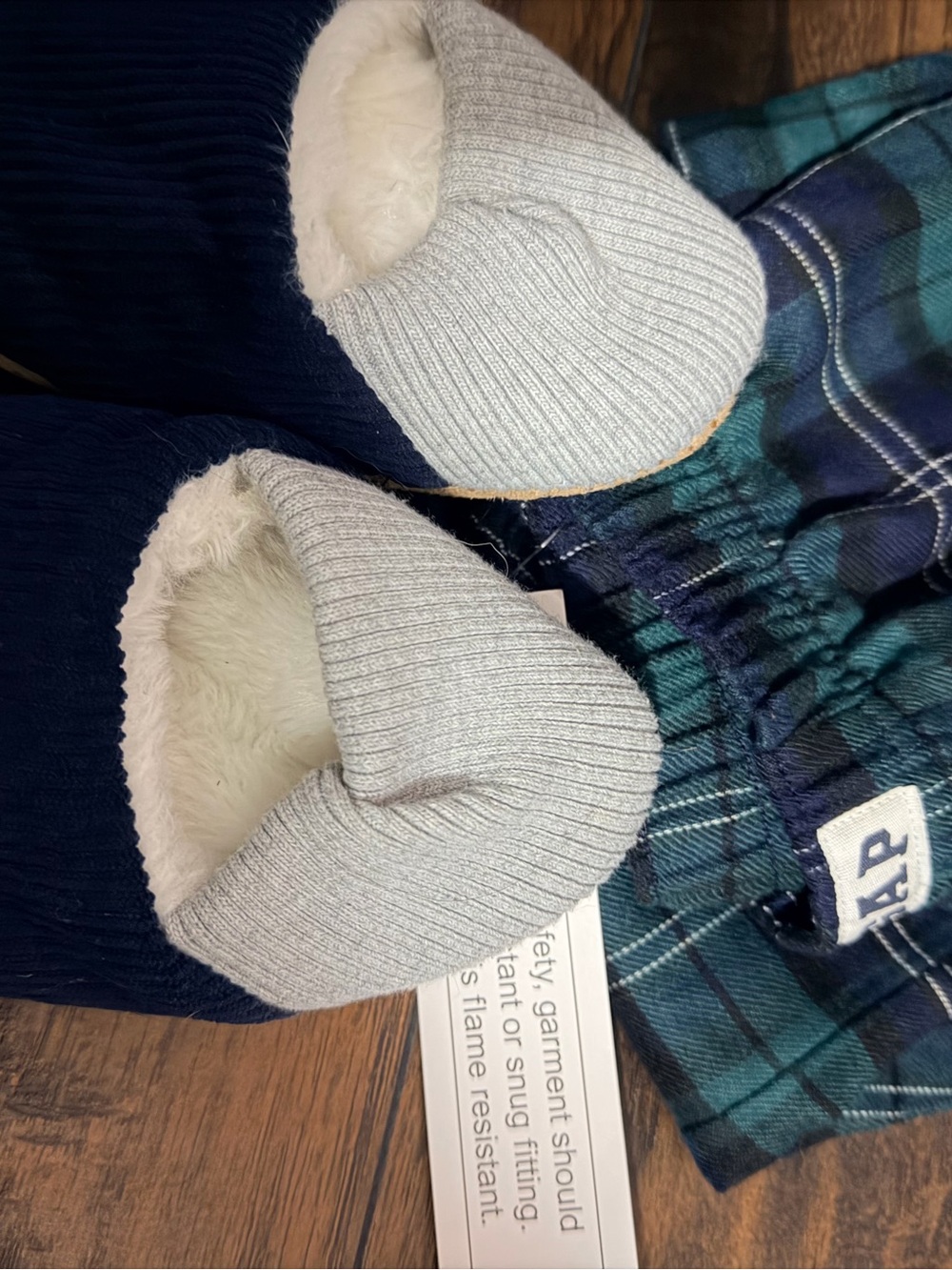 GAP kid’s Navy & Light Gray Plush-Lined slippers with navy and green plaid paja